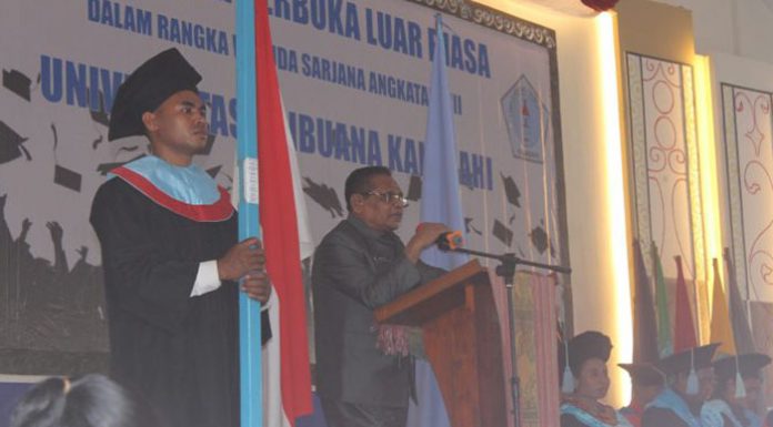 Wabup Alor Ajak Untrib Bersinergi Wakil Bupati Alor, Imran Duru, S.Pd, sambutan di acara Wisuda Untrib Tahun 2019 di Kalabahi.