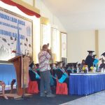 Untrib Wisudakan 244 Sarjana Rektor Untrib sedang pindah toga 244 Sarjana.