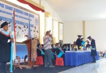 Untrib Wisudakan 244 Sarjana Rektor Untrib sedang pindah toga 244 Sarjana.