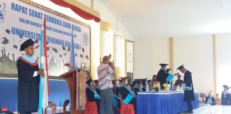 Untrib Wisudakan 244 Sarjana Rektor Untrib sedang pindah toga 244 Sarjana.