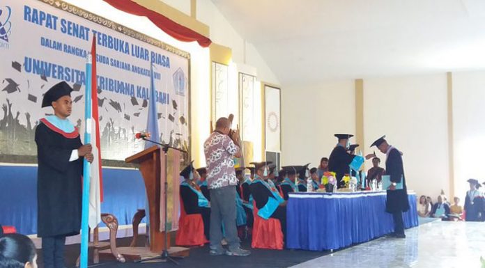 Untrib Wisudakan 244 Sarjana Rektor Untrib sedang pindah toga 244 Sarjana.