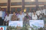Yayasan BRI Kasih Bantu Sekolah Teologi Kristen Alor Rp 185 Juta Pimpinan Cabang BRI Kalabahi Nartha Simamora pose bersama usai menyerahkan bantuan simbolis dana Rp.185 juta dari Yayasan BRI Kasih kepada Ketua Yayasan Sangkakala Liem Odja.