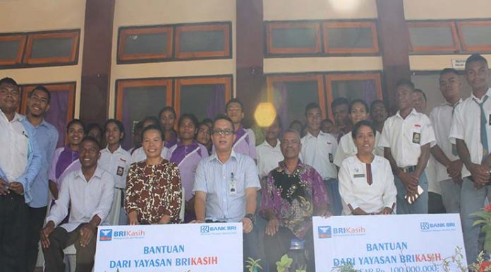 Yayasan BRI Kasih Bantu Sekolah Teologi Kristen Alor Rp 185 Juta Pimpinan Cabang BRI Kalabahi Nartha Simamora pose bersama usai menyerahkan bantuan simbolis dana Rp.185 juta dari Yayasan BRI Kasih kepada Ketua Yayasan Sangkakala Liem Odja.