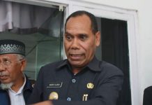 Bupati Alor Geram, Konstruksi Jembatan Talawa Gunakan Batang Kelapa Bupati Alor Drs. Amon Djobo, didampingi Waket Komisi III, Haji Likur (kiri).