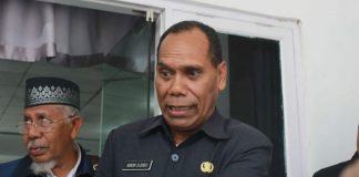 Bupati Alor Geram, Konstruksi Jembatan Talawa Gunakan Batang Kelapa Bupati Alor Drs. Amon Djobo, didampingi Waket Komisi III, Haji Likur (kiri).