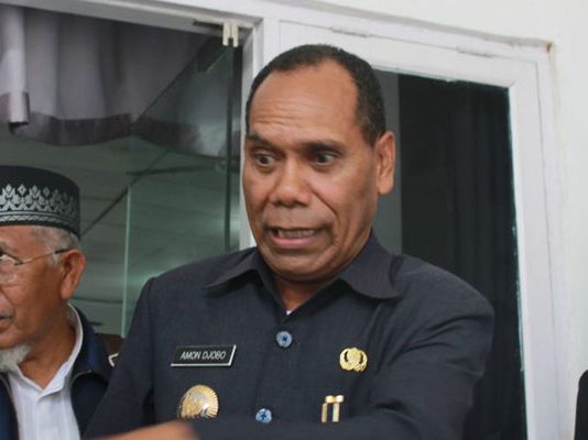 Bupati Alor Geram, Konstruksi Jembatan Talawa Gunakan Batang Kelapa Bupati Alor Drs. Amon Djobo, didampingi Waket Komisi III, Haji Likur (kiri).