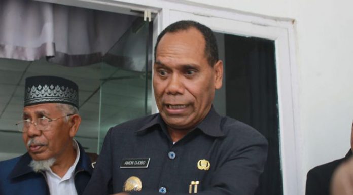 Bupati Alor Geram, Konstruksi Jembatan Talawa Gunakan Batang Kelapa Bupati Alor Drs. Amon Djobo, didampingi Waket Komisi III, Haji Likur (kiri).