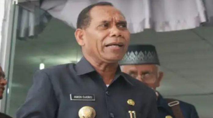 Bupati Alor Respon Gedung SD Negeri Kilakawada Beratap Bambu Bupati Alor Drs. Amon Djobo