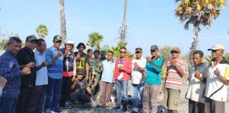 DPRD Alor Pantau Lokasi Pembangunan Pos Lintas Batas Negara di Maritaing Ketua Komis I DPRD Alor Dony M. Mooy, S.Pd (jaket merah) saat berkunjung pantau lokasi PLBN di Duli, Desa Maritaing, Jumat (29/11).