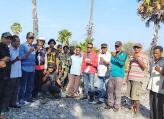 DPRD Alor Pantau Lokasi Pembangunan Pos Lintas Batas Negara di Maritaing Ketua Komis I DPRD Alor Dony M. Mooy, S.Pd (jaket merah) saat berkunjung pantau lokasi PLBN di Duli, Desa Maritaing, Jumat (29/11).