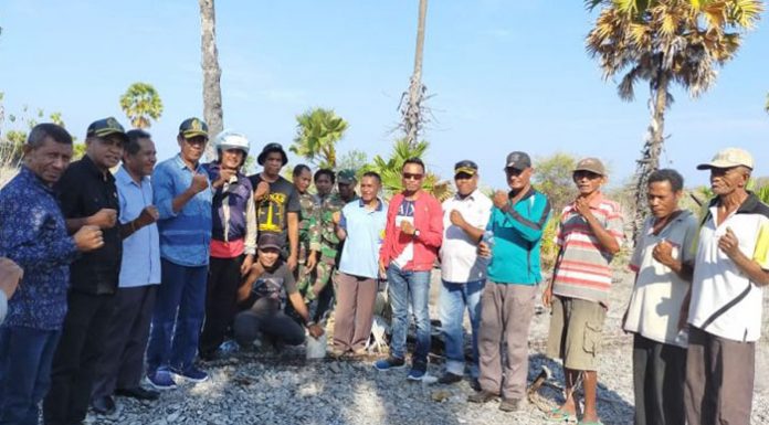 DPRD Alor Pantau Lokasi Pembangunan Pos Lintas Batas Negara di Maritaing Ketua Komis I DPRD Alor Dony M. Mooy, S.Pd (jaket merah) saat berkunjung pantau lokasi PLBN di Duli, Desa Maritaing, Jumat (29/11).