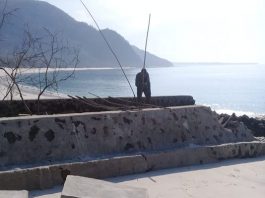 Bupati Instruksi Pindah Lokasi, Warga Ling’al Tutup Proyek Tambatan Perahu Proyek Tambatan Perahu di Ling'al yang sudah dicegat warga Desa, Senin (18/11).