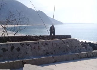 Bupati Instruksi Pindah Lokasi, Warga Ling’al Tutup Proyek Tambatan Perahu Proyek Tambatan Perahu di Ling'al yang sudah dicegat warga Desa, Senin (18/11).