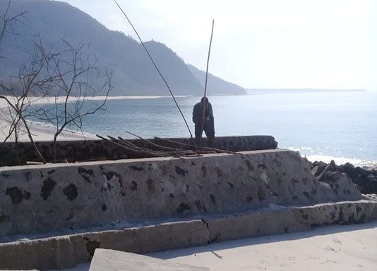 Bupati Instruksi Pindah Lokasi, Warga Ling’al Tutup Proyek Tambatan Perahu Proyek Tambatan Perahu di Ling'al yang sudah dicegat warga Desa, Senin (18/11).