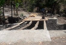 PUPR Alor Bongkar Jembatan Talawa Kontruksi Batang Kelapa Jembatan Talawa, sudah dibongkar PPK dan Kontraktor, Selasa (5/11/2019) di Desa Mataru Selatan. (Sumber: doc PPK Dinas PUPR Alor).