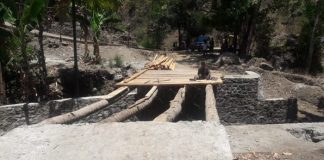 PUPR Alor Bongkar Jembatan Talawa Kontruksi Batang Kelapa Jembatan Talawa, sudah dibongkar PPK dan Kontraktor, Selasa (5/11/2019) di Desa Mataru Selatan. (Sumber: doc PPK Dinas PUPR Alor).