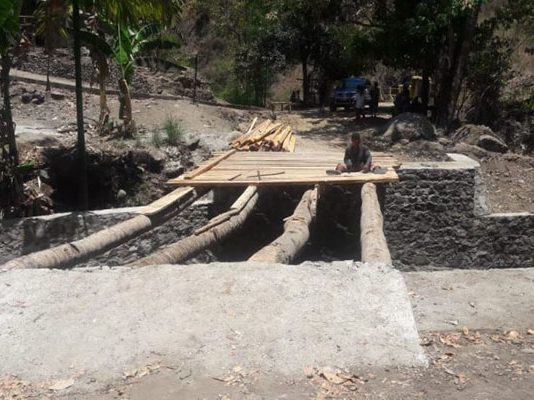PUPR Alor Bongkar Jembatan Talawa Kontruksi Batang Kelapa Jembatan Talawa, sudah dibongkar PPK dan Kontraktor, Selasa (5/11/2019) di Desa Mataru Selatan. (Sumber: doc PPK Dinas PUPR Alor).