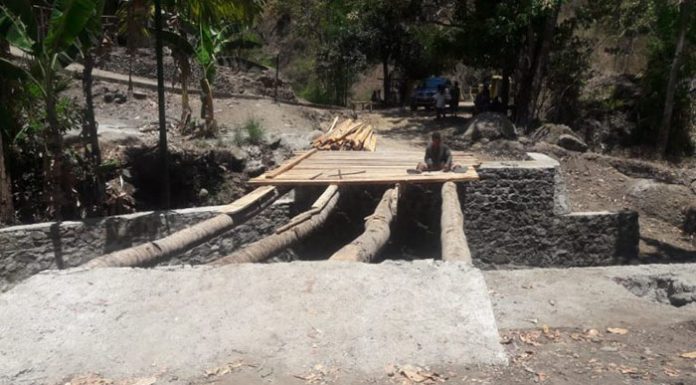 PUPR Alor Bongkar Jembatan Talawa Kontruksi Batang Kelapa Jembatan Talawa, sudah dibongkar PPK dan Kontraktor, Selasa (5/11/2019) di Desa Mataru Selatan. (Sumber: doc PPK Dinas PUPR Alor).