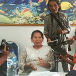 Istri Bupati Amon Djobo Kembali Pimpin PMI Alor Dra. Beth Isdiani (kedua dari kiri), saat diwawancarai kesiapannya maju Ketua PMI Alor Periode 2019-2025 di Aula Kopdit Citra Hidup Kalabahi, Jumat (8/11).