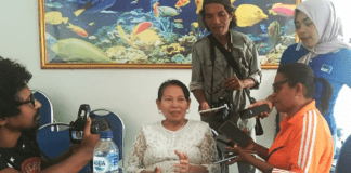 Istri Bupati Amon Djobo Kembali Pimpin PMI Alor Dra. Beth Isdiani (kedua dari kiri), saat diwawancarai kesiapannya maju Ketua PMI Alor Periode 2019-2025 di Aula Kopdit Citra Hidup Kalabahi, Jumat (8/11).