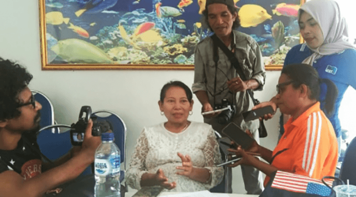 Istri Bupati Amon Djobo Kembali Pimpin PMI Alor Dra. Beth Isdiani (kedua dari kiri), saat diwawancarai kesiapannya maju Ketua PMI Alor Periode 2019-2025 di Aula Kopdit Citra Hidup Kalabahi, Jumat (8/11).