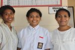 Yayasan BRI Kasih Bantu Sekolah 185 Juta, Siswi Teologi Alor Termotivasi Jadi Pdt GMIT Ocy (tengah) didampingi kedua gurunya.