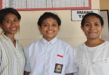 Yayasan BRI Kasih Bantu Sekolah 185 Juta, Siswi Teologi Alor Termotivasi Jadi Pdt GMIT Ocy (tengah) didampingi kedua gurunya.