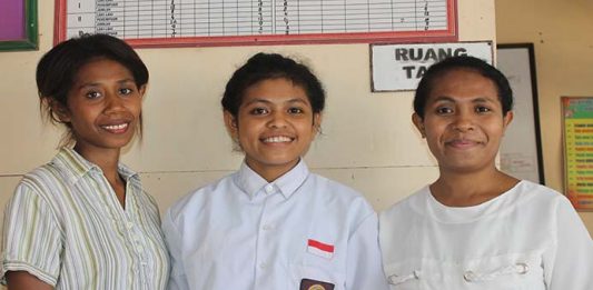 Yayasan BRI Kasih Bantu Sekolah 185 Juta, Siswi Teologi Alor Termotivasi Jadi Pdt GMIT Ocy (tengah) didampingi kedua gurunya.