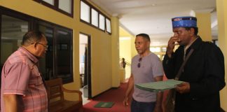 Terima Surat Pegiat Wisata Alor, Bupati Tegaskan Batalkan Proyek Tambatan Ling’al Pegiat Wisata; Safrudin Tonu, Gerson Blegur, Viktor Suma'a, Demas Mautuka dan Joni Kenarimahi serahkan surat pembatalan Tambatan Perahu ke Bupati Alor melalui Sekda Hopni Bukang, SH, Jumat, (15/11) di Kantor Bupati Alor, Batunirwala.