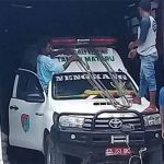 Viral: Mobil Ambulance di Alor NTT Dipakai Angkut Material; Semen dan Besi Mobil Ambulan Taman Mataru yang dipakai angkut Material; semen dan besi. (Sumber: akun Facebook Hasniyati Muslimah).