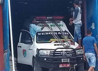 Viral: Mobil Ambulance di Alor NTT Dipakai Angkut Material; Semen dan Besi Mobil Ambulan Taman Mataru yang dipakai angkut Material; semen dan besi. (Sumber: akun Facebook Hasniyati Muslimah).