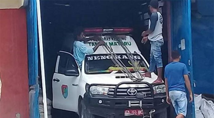 Viral: Mobil Ambulance di Alor NTT Dipakai Angkut Material; Semen dan Besi Mobil Ambulan Taman Mataru yang dipakai angkut Material; semen dan besi. (Sumber: akun Facebook Hasniyati Muslimah).