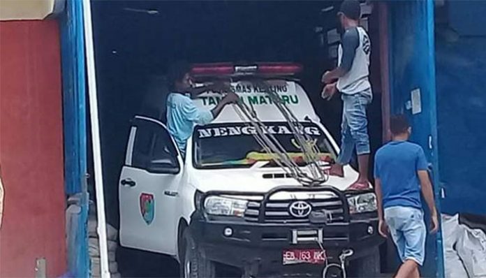 Mobil Ambulan Taman Mataru yang dipakai angkut Material; semen dan besi. (Sumber: akun Facebook Hasniyati Muslimah).