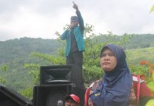 Tak Konsisten Putus Sengketa Pilkades Pulau Buaya, Ratusan Warga Demo Bupati Alor Ratusan masa Desa Pulau Buaya berunjuk rasa di Kantor Bupati Alor, Senin (16/12) siang.