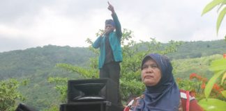 Tak Konsisten Putus Sengketa Pilkades Pulau Buaya, Ratusan Warga Demo Bupati Alor Ratusan masa Desa Pulau Buaya berunjuk rasa di Kantor Bupati Alor, Senin (16/12) siang.