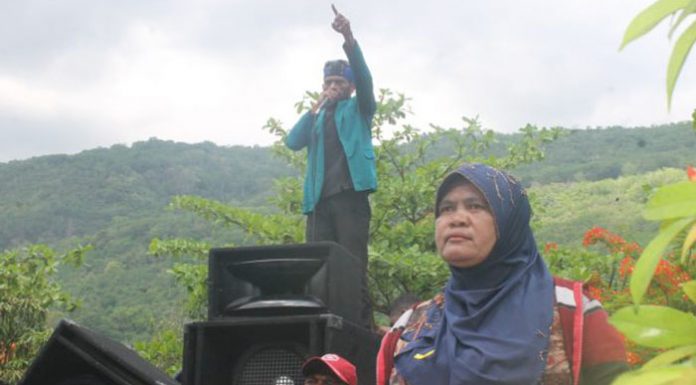 Tak Konsisten Putus Sengketa Pilkades Pulau Buaya, Ratusan Warga Demo Bupati Alor Ratusan masa Desa Pulau Buaya berunjuk rasa di Kantor Bupati Alor, Senin (16/12) siang.