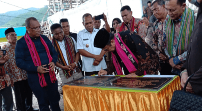 Menag Fachrul Razi Bangga Kerukunan Hidup di Alor Menteri Agama Jenderal TNI (Purn) Fachrul Razi meresmikan gedung KUA Alor, Sabtu (28/12/2019) di Kalabahi.
