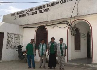 6 Ibu Asal Alor NTT Praktek Rakit Listrik Tenaga Surya di India Susana Maima, Ariance Manilang dan Agustina Maifani dari Alor bersama Serli Sanam dari TTS saat berada di India. (Sumber: Wadah Foundation).
