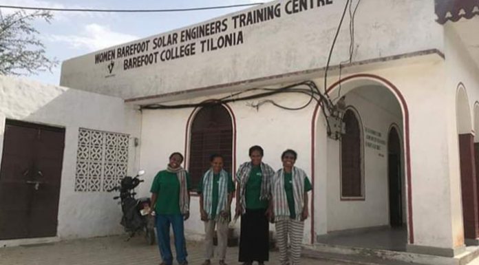 6 Ibu Asal Alor NTT Praktek Rakit Listrik Tenaga Surya di India Susana Maima, Ariance Manilang dan Agustina Maifani dari Alor bersama Serli Sanam dari TTS saat berada di India. (Sumber: Wadah Foundation).