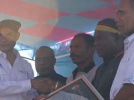 Gubernur NTT Diminta Tutup Akses Kunjungan Wisata Dugong Alor Gubernur NTT Viktor Laiskodat (ujung kiri) didampingi Bupati Alor Drs. Amon Djobo buka acara Festival Panggil Ikan (Dugong) di Pantai Wisata Mali di Alor, Jumat (19/7).