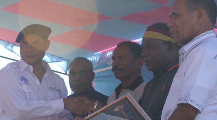 Gubernur NTT Diminta Tutup Akses Kunjungan Wisata Dugong Alor Gubernur NTT Viktor Laiskodat (ujung kiri) didampingi Bupati Alor Drs. Amon Djobo buka acara Festival Panggil Ikan (Dugong) di Pantai Wisata Mali di Alor, Jumat (19/7).