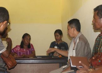 Kunker, DPRD Alor Temui Masalah Antrian Obat di RSUD Ketua dan Anggota Fraksi Persatuan Nurani DPRD Alor sedang berdialog dengan Kepala Farmasi Fera Moll, Kamis (9/1) di Ruang Farmasi RSUD Kalabahi.