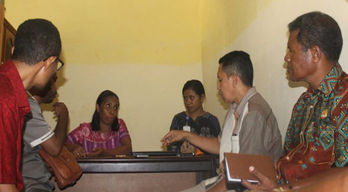 Kunker, DPRD Alor Temui Masalah Antrian Obat di RSUD Ketua dan Anggota Fraksi Persatuan Nurani DPRD Alor sedang berdialog dengan Kepala Farmasi Fera Moll, Kamis (9/1) di Ruang Farmasi RSUD Kalabahi.