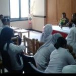 Bupati Alor Respon PHK 52 Staf RSUD Bupati Alor Drs. Amon Djobo, berdialog dengan 52 staf RSUD yang di-PHK, Kamis (16/1/2020) di Aula Nusanatara Kantor Bupati. (Foto: Humas Setda Alor)