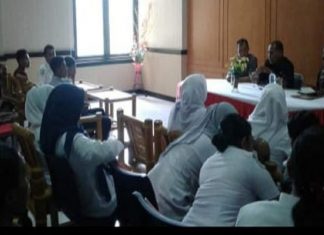 Bupati Alor Respon PHK 52 Staf RSUD Bupati Alor Drs. Amon Djobo, berdialog dengan 52 staf RSUD yang di-PHK, Kamis (16/1/2020) di Aula Nusanatara Kantor Bupati. (Foto: Humas Setda Alor)