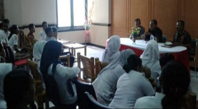Bupati Alor Respon PHK 52 Staf RSUD Bupati Alor Drs. Amon Djobo, berdialog dengan 52 staf RSUD yang di-PHK, Kamis (16/1/2020) di Aula Nusanatara Kantor Bupati. (Foto: Humas Setda Alor)