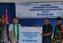 BRI Serahkan CSR Bantu Air Bersih dan MCK di Alor Penyerahan bantuan dana CSR BRI di Desa Maritaing (atas) dan Desa Baranusa. (Foto: dok BRI).