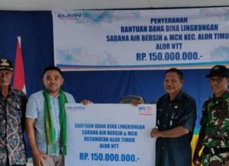 BRI Serahkan CSR Bantu Air Bersih dan MCK di Alor Penyerahan bantuan dana CSR BRI di Desa Maritaing (atas) dan Desa Baranusa. (Foto: dok BRI).