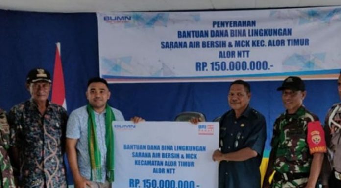 BRI Serahkan CSR Bantu Air Bersih dan MCK di Alor Penyerahan bantuan dana CSR BRI di Desa Maritaing (atas) dan Desa Baranusa. (Foto: dok BRI).