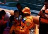 Kecelakaan Kapal di Perairan Pantar, Tim Sar Evakuasi 42 Penumpang Tim SAR Gabungan sedang evakuasi seorang anak yang juga penumpang KM Ebeneser di Perairan Pantar Timur, Selasa (14/1).